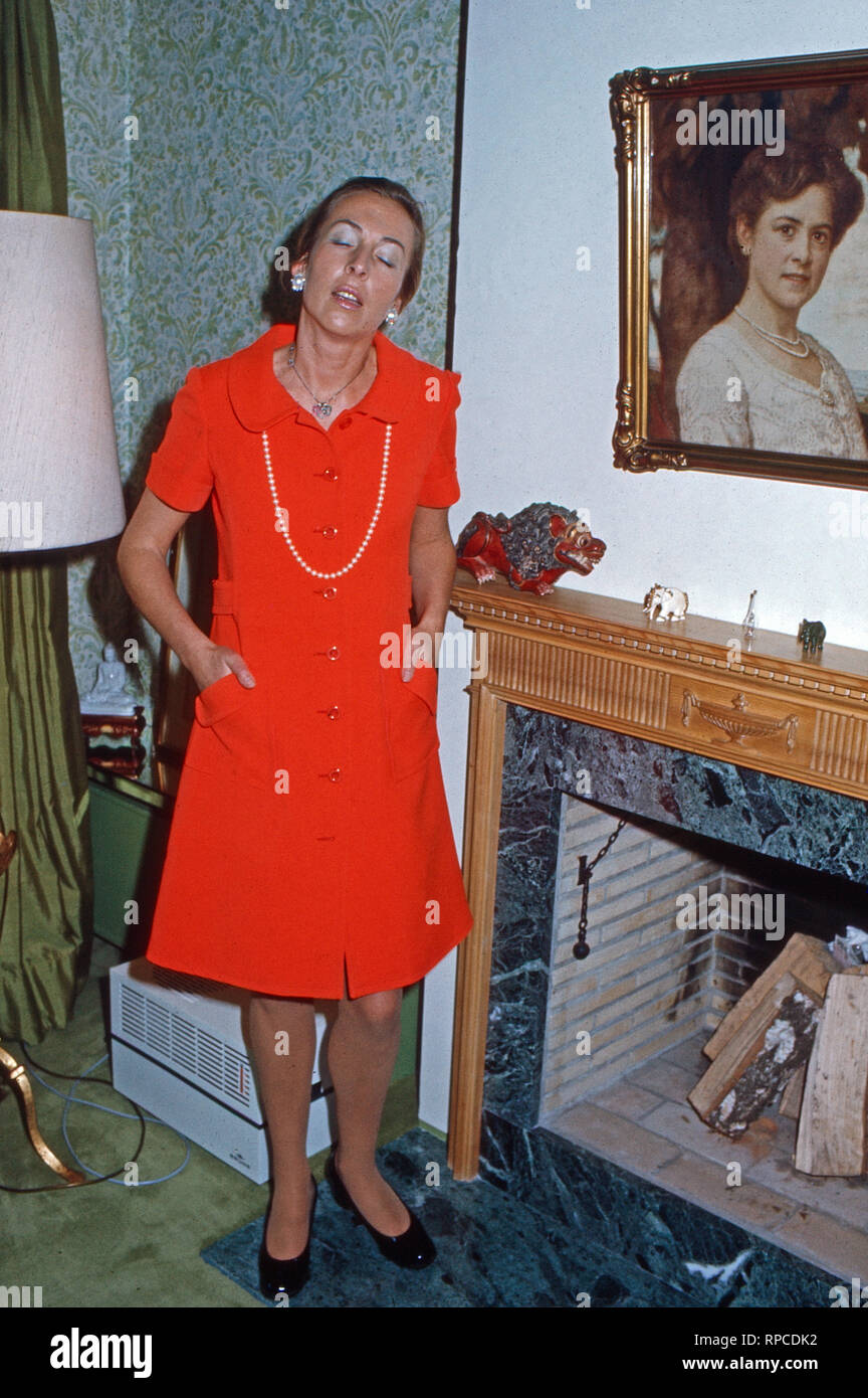Edda Darboven, geb. Prinzessin von Anhalt, in Ihrem Schreibtisch à Hambourg, Allemagne 1975. Edda Darboven, née princesse von Anhalt, à son bureau à Hambourg, Allemagne 1975. Banque D'Images