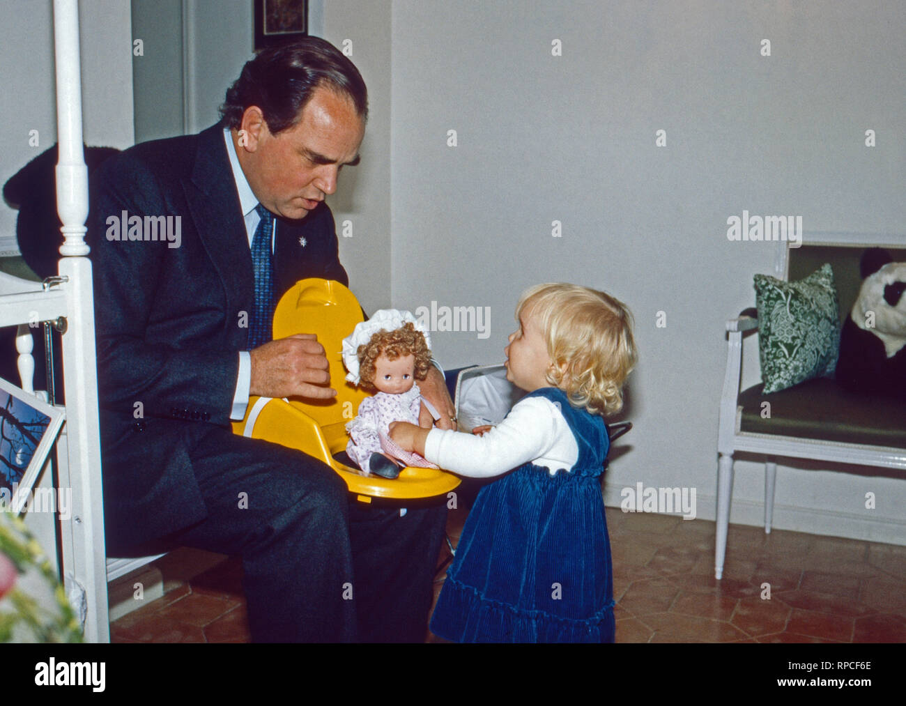 Rudolf Graf und Herr von Schönburg Glauchau mit Tochter Sophie, Deutschland 1983. Rudolf Comte de Schoenburg Glauchau jouant avec sa fille Sophie, Allemagne 1983. Banque D'Images