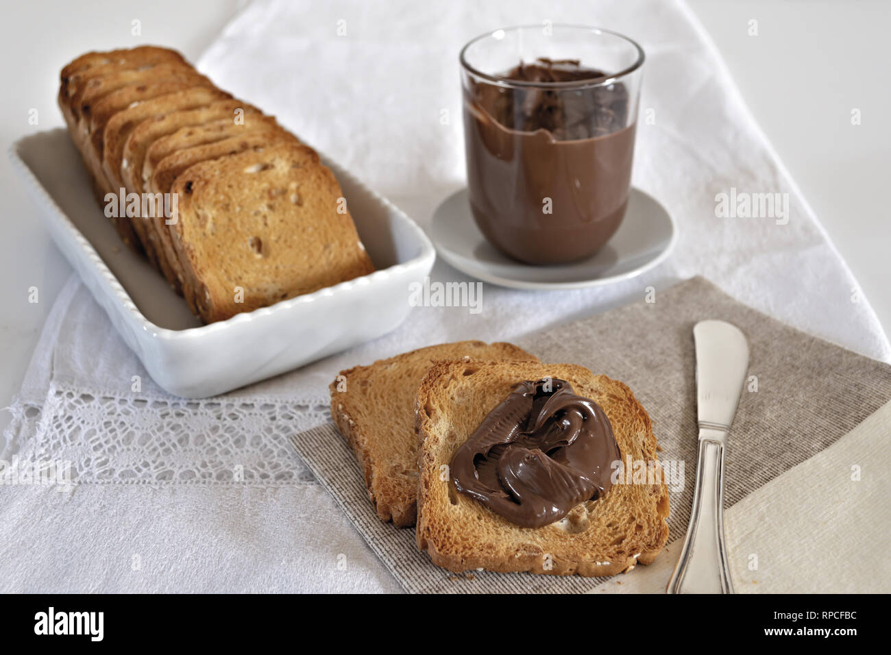 Fette biscottate con crema di nocciole al cacao nel fette coccio Banque D'Images