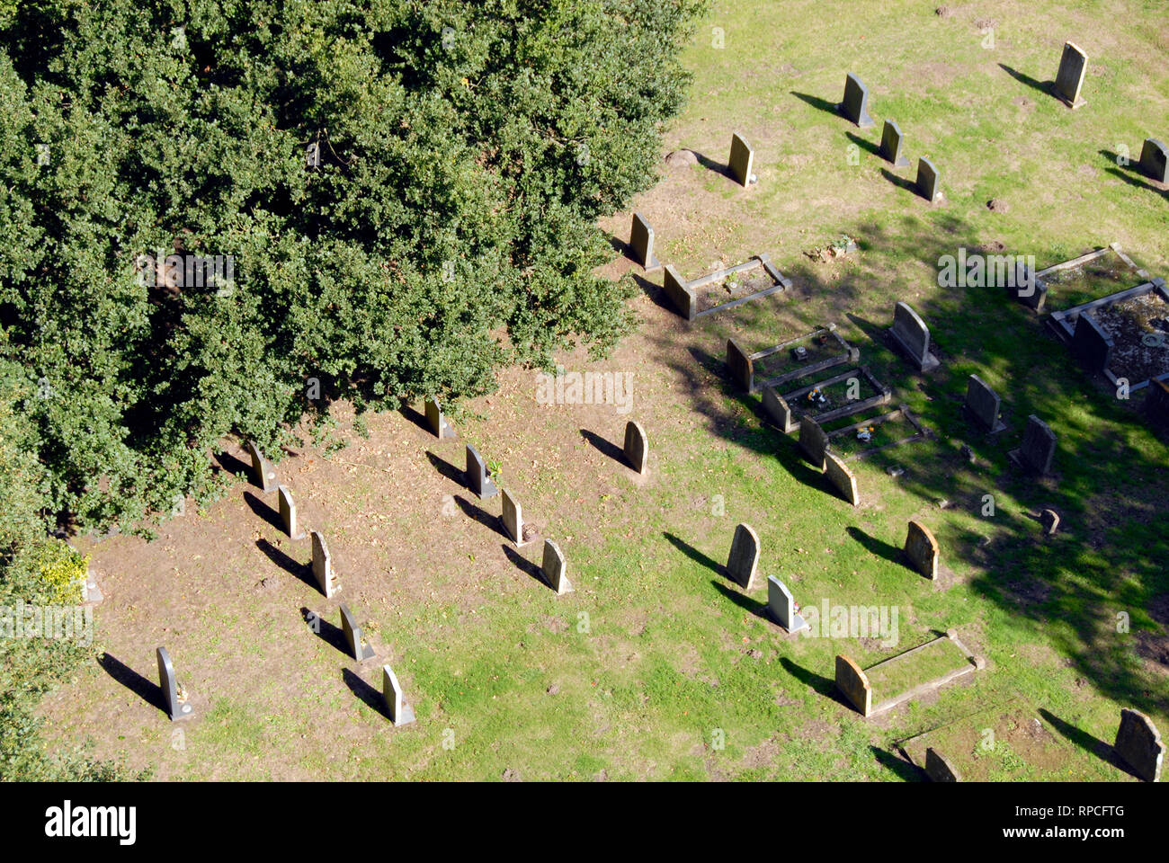 Vue aérienne de pierres tombales en terrain de l'église, à partir de la tour de l'église, St Helen's, Ranworth, Norfolk, Angleterre. Banque D'Images