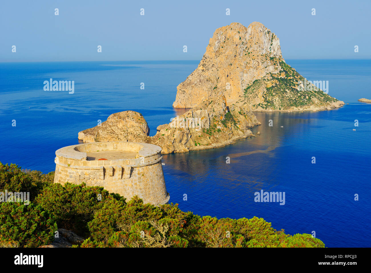 Torre des Savinar et Es Vedra Îles en arrière-plan, Ibiza, l'île d'Ibiza, Baléares, Espagne, Banque D'Images