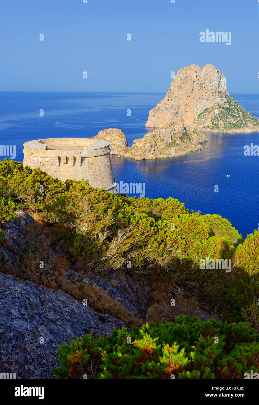 Torre des Savinar et Es Vedra Îles en arrière-plan, Ibiza, Baléares, Espagne, Banque D'Images