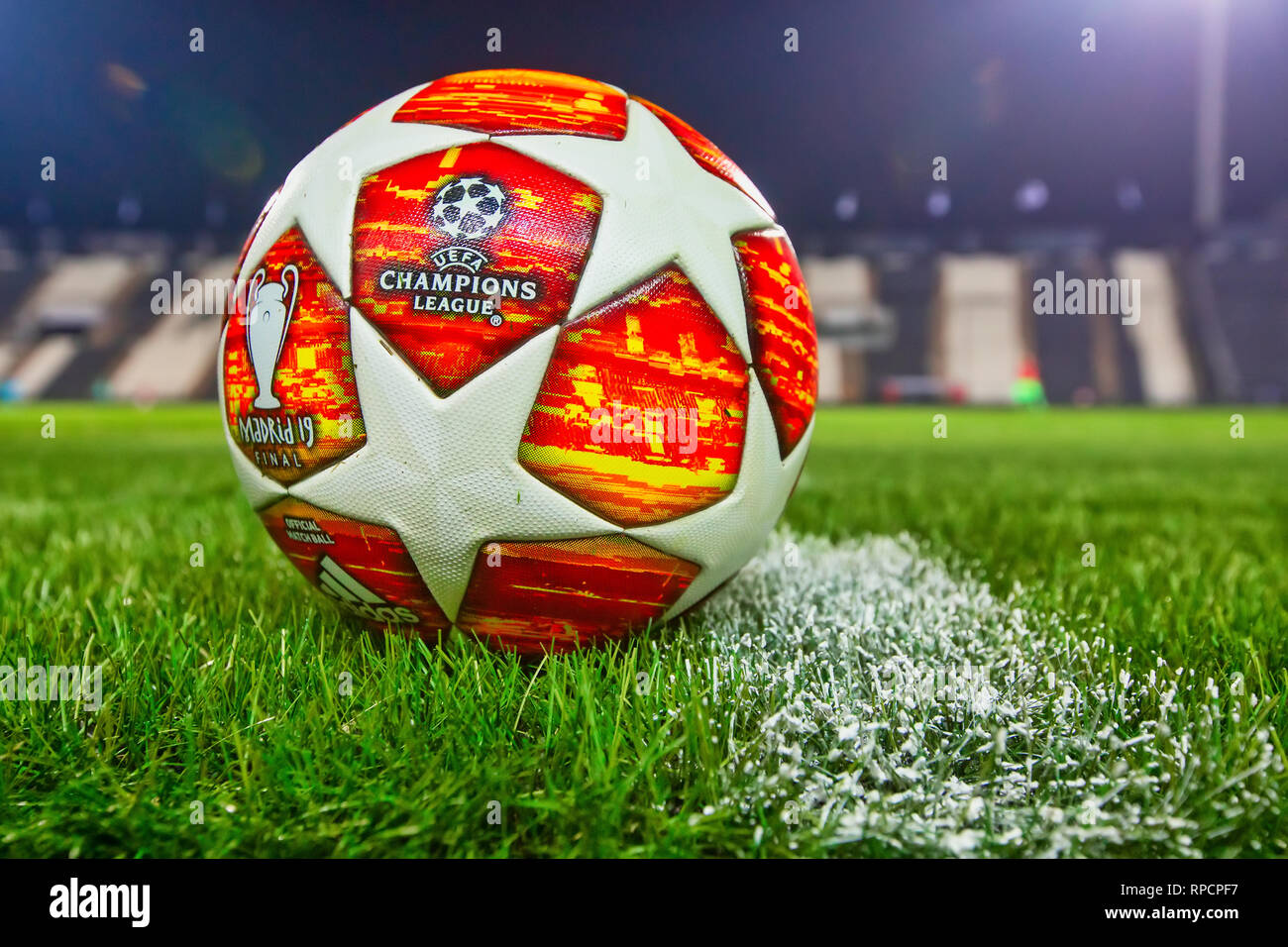 Thessalonique, Grèce - Février 19, 2019 : Ligue des Champions de football ballon  officiel sur le terrain avant le match de la Ligue des jeunes de l'UEFA  pour la deuxième série bet