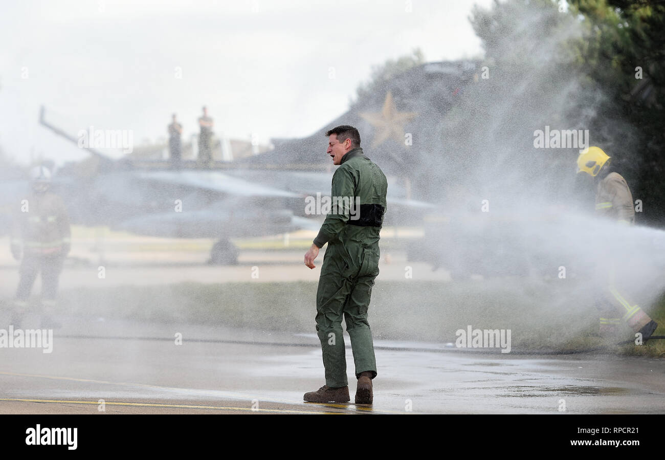 RAF Marham commandant de station Ian 'Cab' Townsend est donné un trempage traditionnel par l'équipe d'incendie de la station après avoir terminé son dernier vol dans un Tornado Gr4 avant leur retraite le mois prochain. Banque D'Images