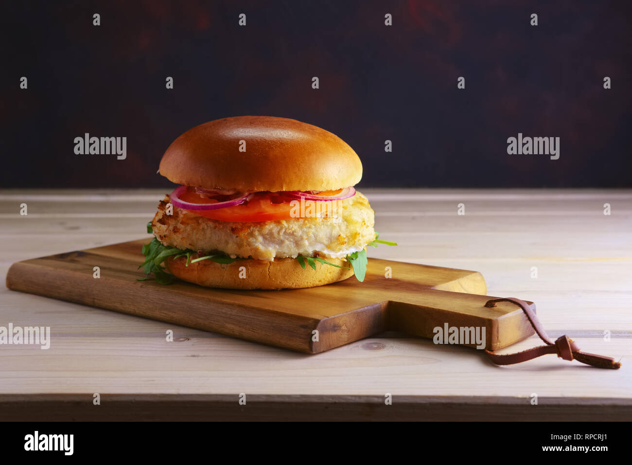 Simple hamburger classique sur planche à découper en bois Banque D'Images