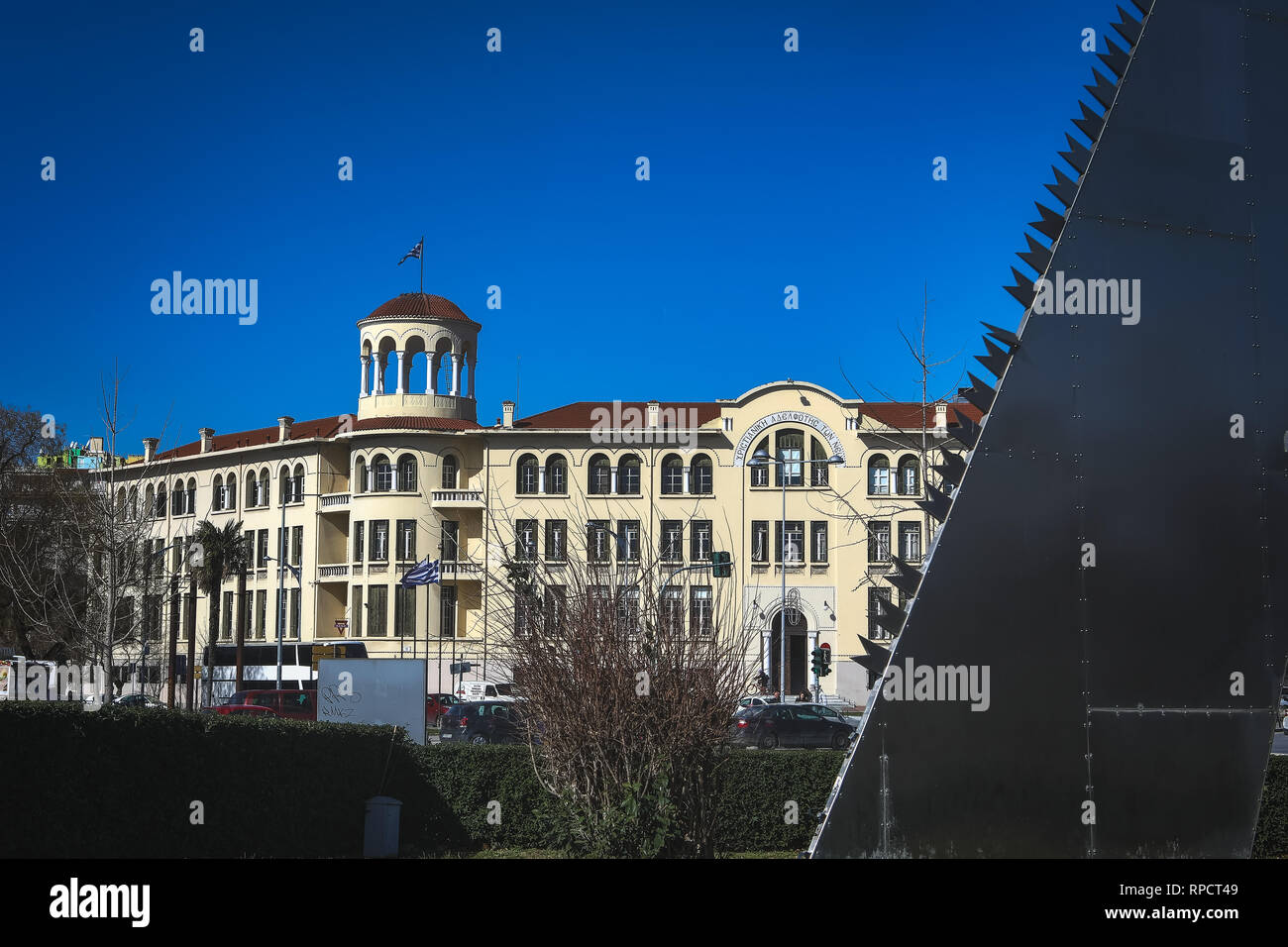 Thessalonique, Grèce - Février 14, 2019 : La sculpture 'saw' par Andrei Filippov et la construction X.A.N. Thessalonique et qui comprend les homonymo Banque D'Images