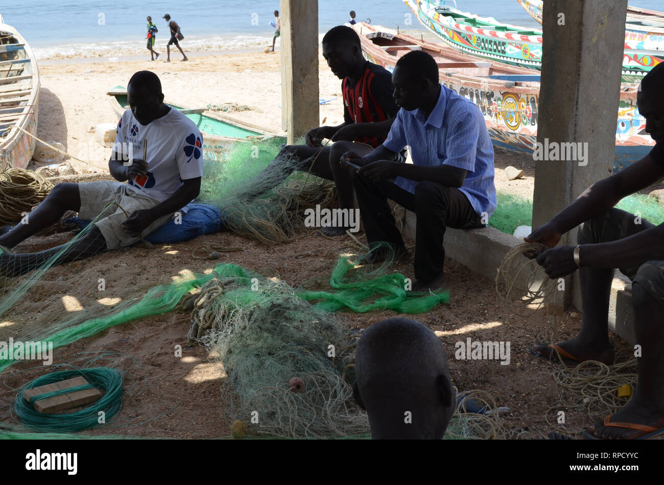 Les pêcheurs artisanaux raccommodage des filets de Joal-Fadiouth (Sénégal) Banque D'Images