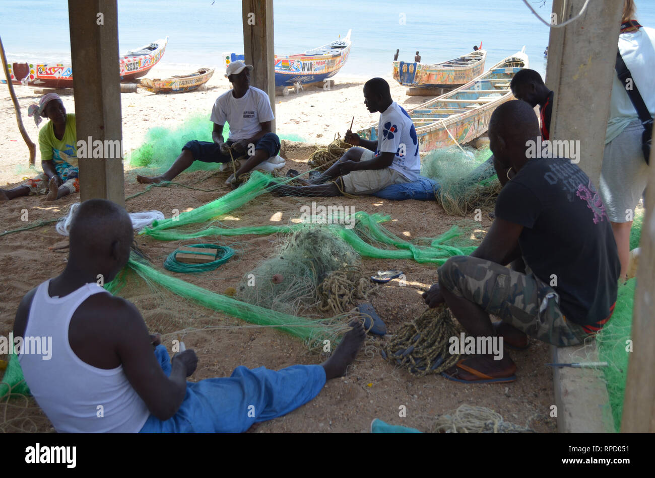 Les pêcheurs artisanaux raccommodage des filets de Joal-Fadiouth (Sénégal) Banque D'Images