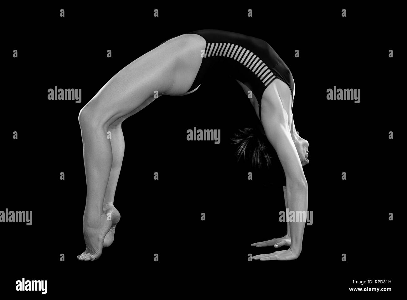 Woman practicing yoga, 'wheel' poser en studio, noir et blanc Banque D'Images