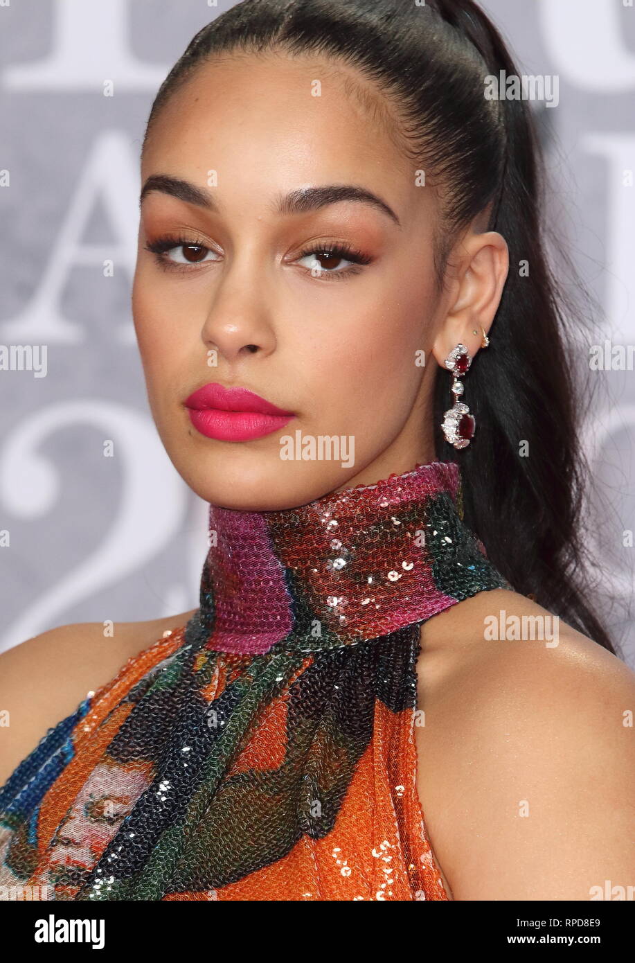 Jorja Smith vu sur le tapis rouge lors des Brit Awards 2019 à l'O2, Peninsula Square à Londres. Banque D'Images