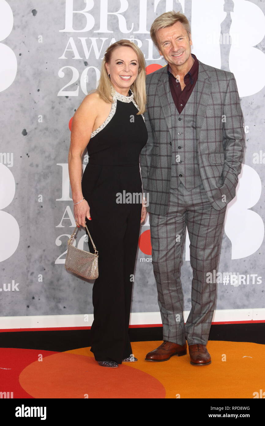 Jayne Torvill et Christopher Dean sont vus sur le tapis rouge lors des Brit Awards 2019 à l'O2, Peninsula Square à Londres. Banque D'Images