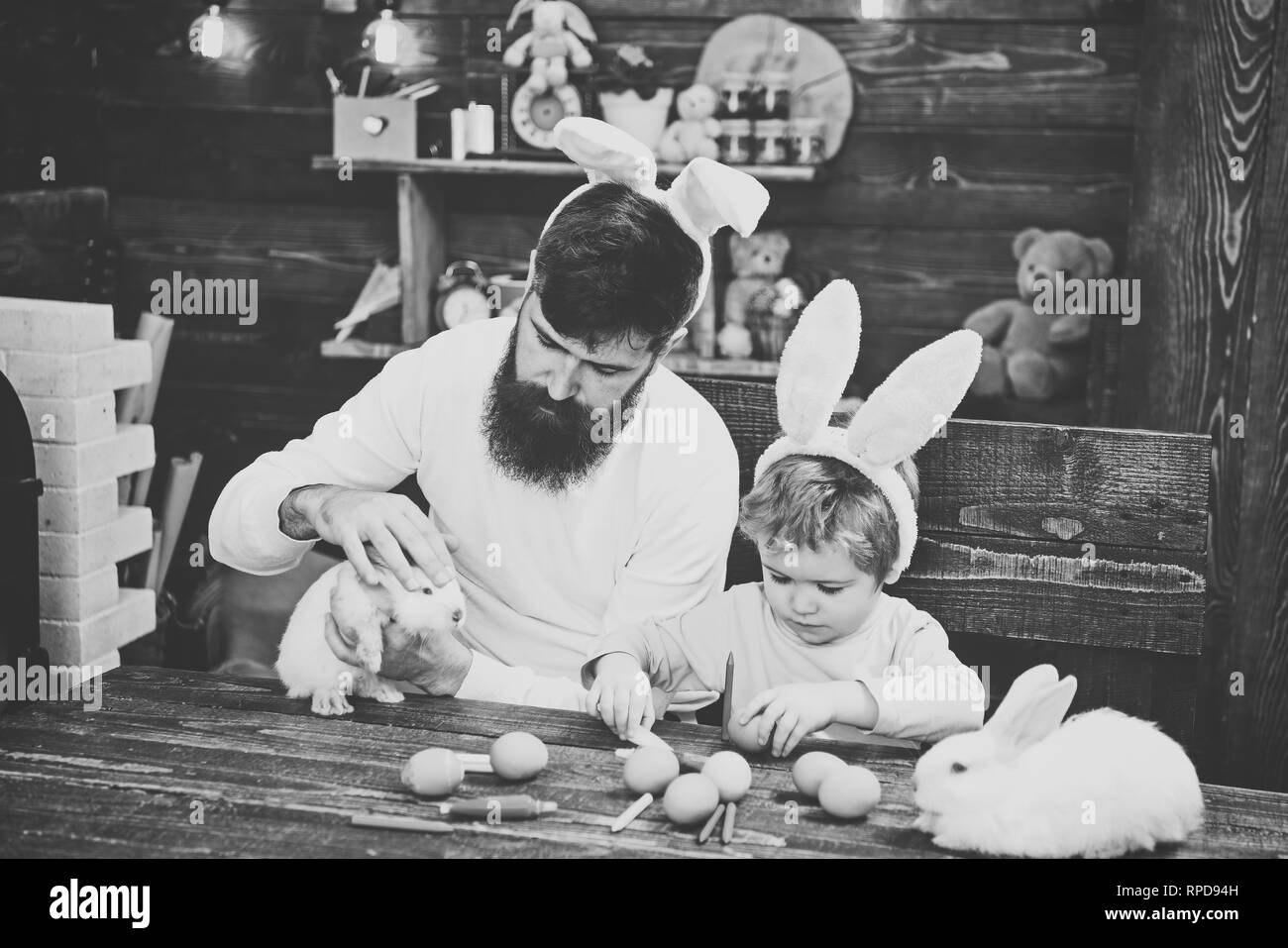 Père et de peinture pour enfants des oeufs de Pâques. Banque D'Images