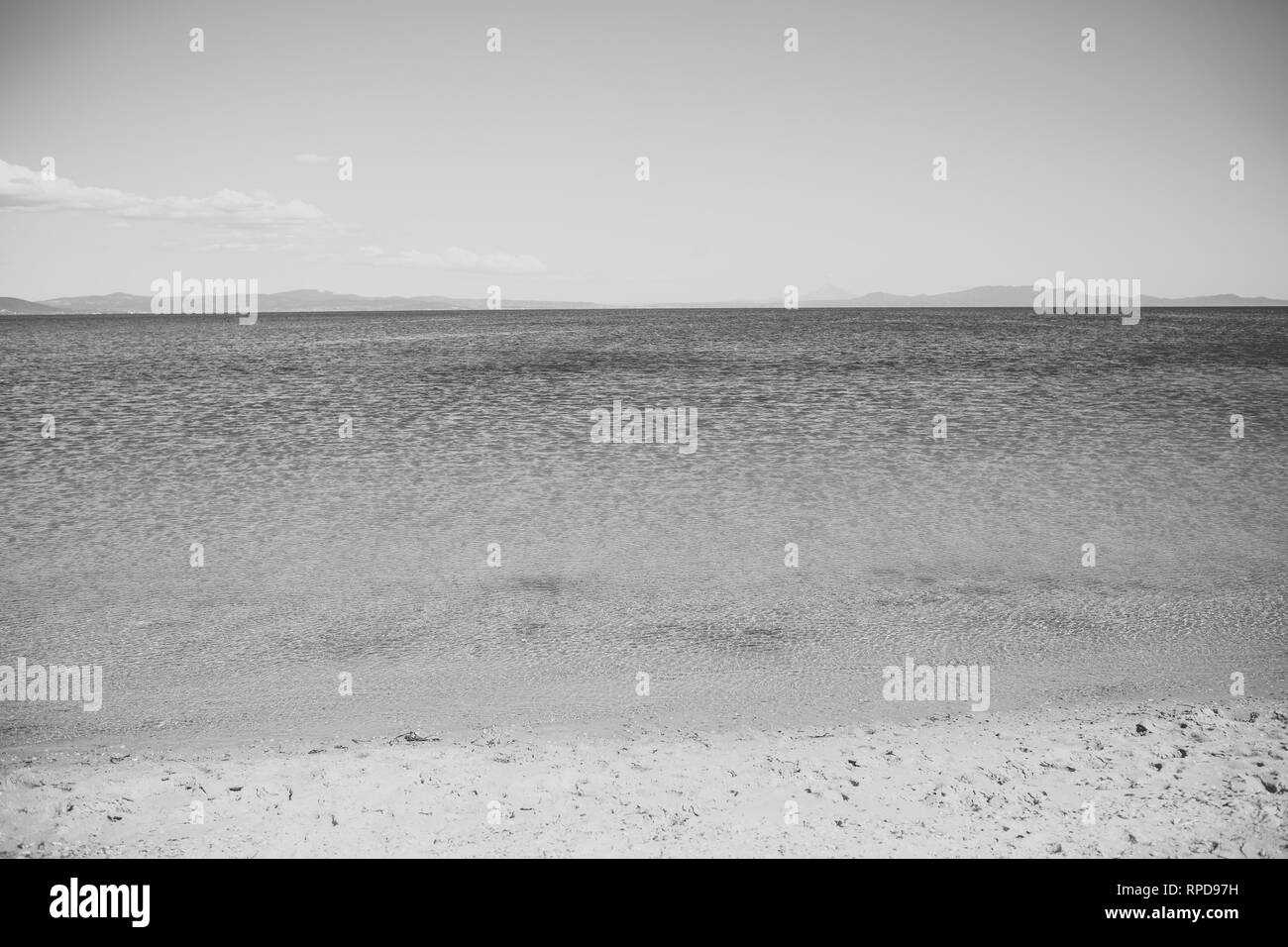 Vue sur mer brillante avec des vagues de surface, plage de sable fin et se dressent les montagnes. Beauté naturelle, pétillante, chatoyante, transparente de l'eau de mer propre Banque D'Images