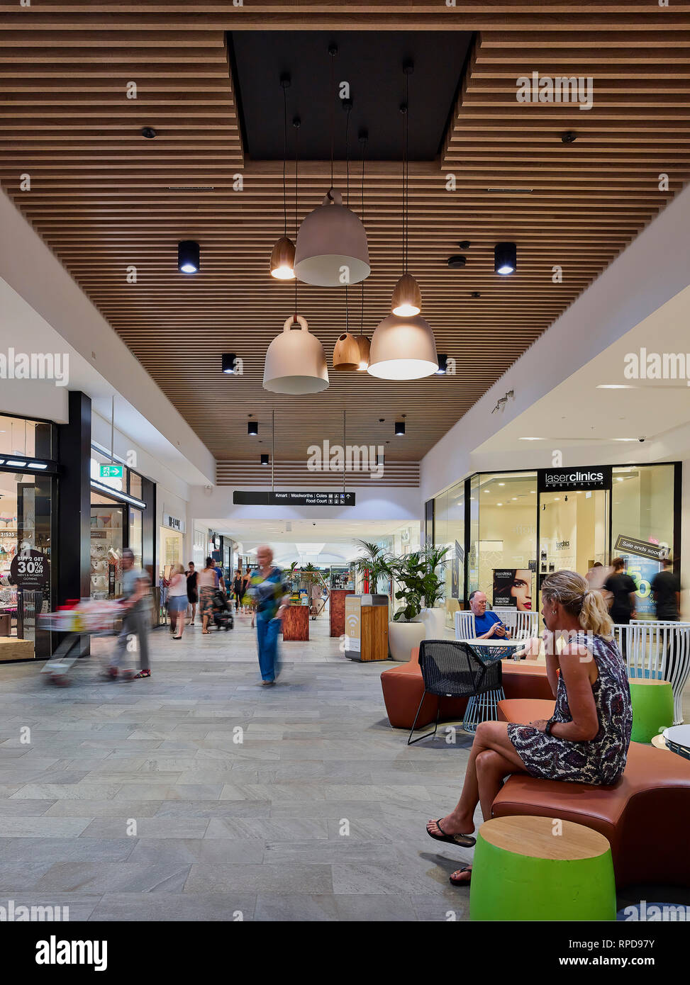 Centre commercial avec les mises à niveau et d'un nouvel éclairage au plafond et un coin salon. Warriewood Square, Sydney, Australie. Architecte : BN Group, 2019. Banque D'Images