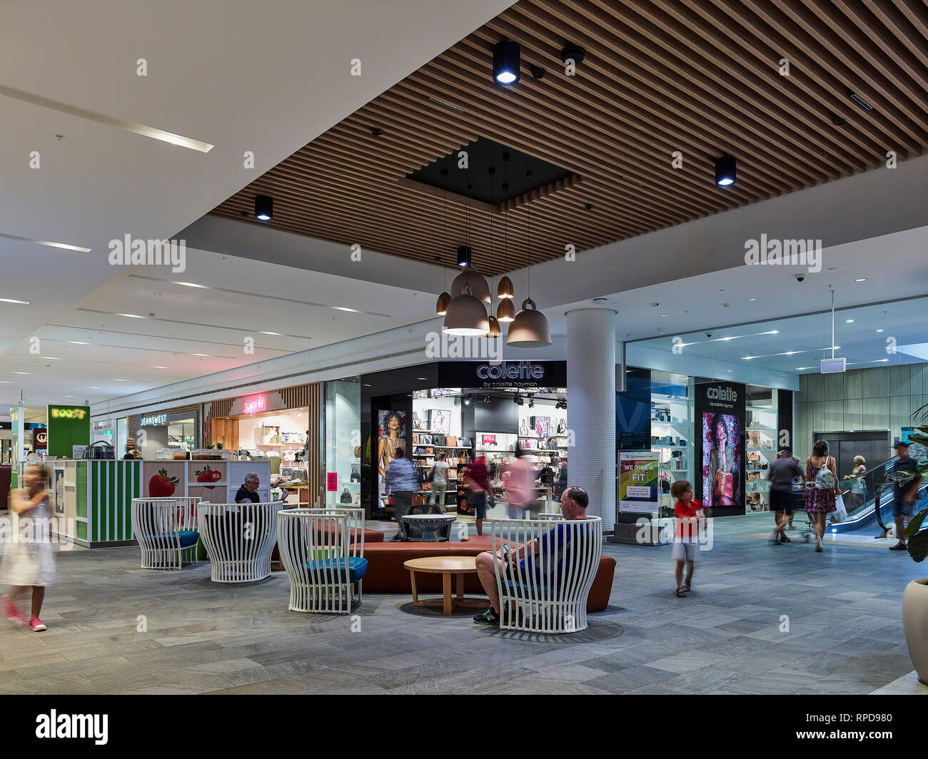 Centre commercial avec les mises à niveau et d'un nouvel éclairage au plafond et un coin salon. Warriewood Square, Sydney, Australie. Architecte : BN Group, 2019. Banque D'Images