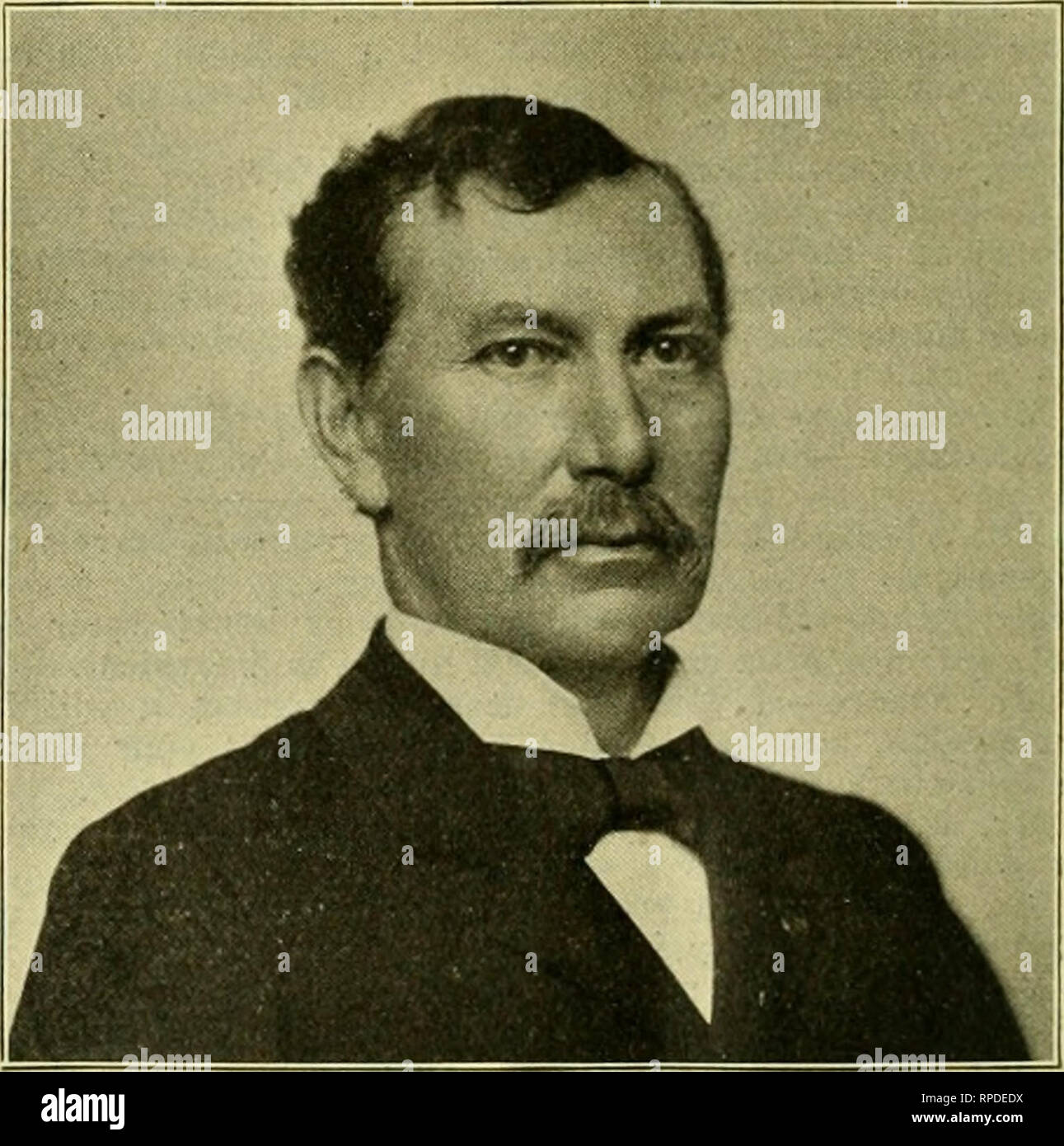 . American Bee Journal. La culture de l'abeille ; les abeilles. 228 L'American Bee Journal. Mar. 24. 19C4. et c'est une question de savoir s'il est nuisible ou non à la santé. L'opinion générale, je crois, c'est qu'il est, mais les fabricants sont l'obligeant à vous tout le temps. Vous pouvez obtenir difficilement vinaigre de cidre pur fabriqué par fermentation, et c'est l'avantage de vinaigre de miel. M. Johnson-La question de la fermentation est par ferments et les microbes, et c'est la même façon si vous pouvez un pot de fruits. Si pas d'air pénètre dans le pot c'est impossible, mais dès qu'un peu d'air pénètre dans le pot, la fermentation a lieu, Banque D'Images