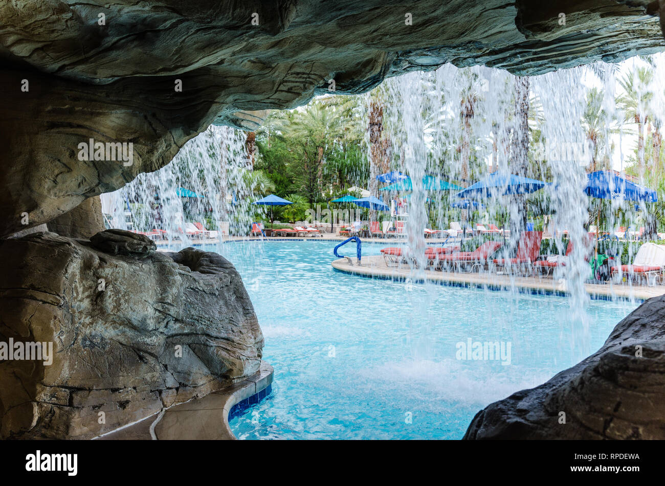 Las Vegas, Nevada - 4 août 2018 : piscine piscine tropicale à l'hôtel JW  Marriott Hotel and Resort, avec une cascade intérieure, illustré par  derrière les chutes Photo Stock - Alamy