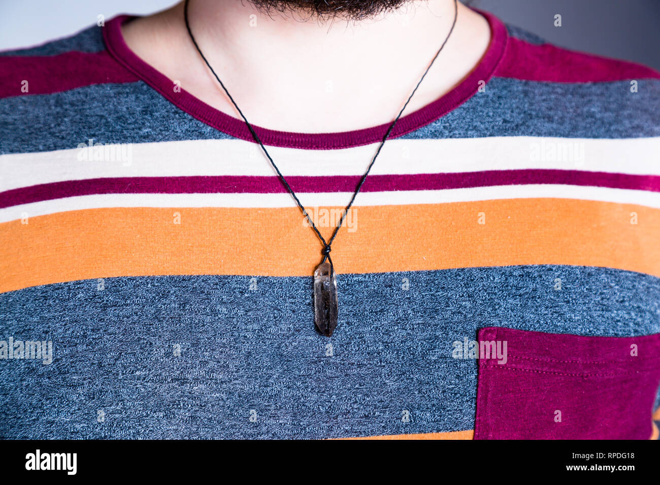 Homme avec un collier pendentif fait d'une montagne de rhinestone crystal autour de son cou Banque D'Images