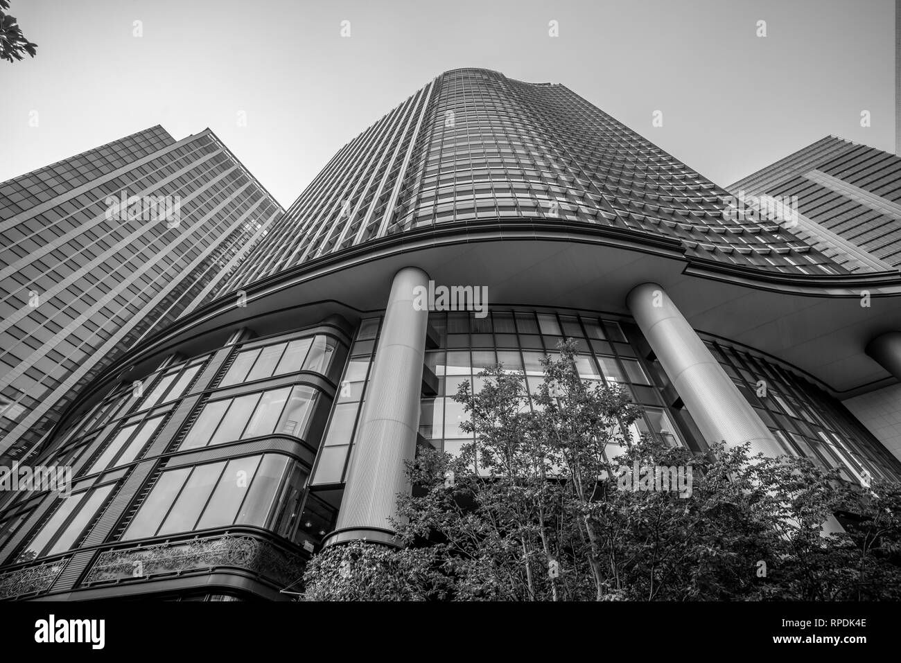 Le niveau de la rue view of Skyscrapers, Marunouchi (丸の内) quartier commercial central de Tokyo situé dans la gare de Tokyo et entre Chiyoda Palais Impérial. Banque D'Images