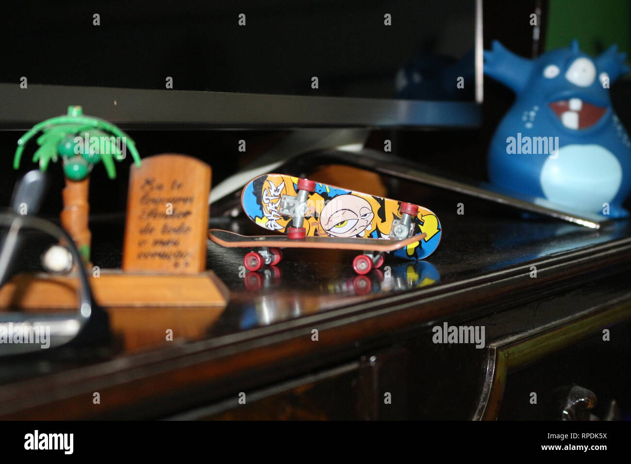 Decoração de estante de sala com brinquedos transformados em, enfeites óculos Visão do suporte, e da televisão. Banque D'Images