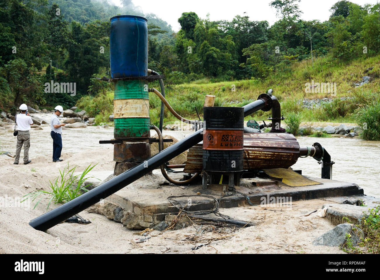 Le dragage de sable sable rivière en retrait de la machine à partir de la rive du fleuve - Image Banque D'Images
