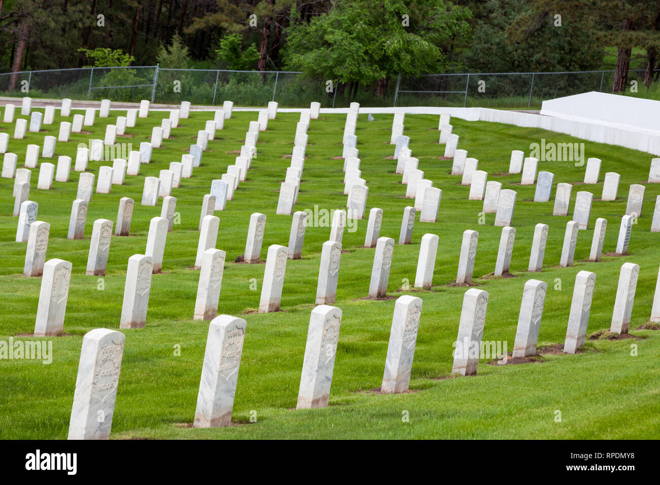 HOT SPRINGS, SOUTH DAKOTA - 8 juin 2014 : rangées de pierres tombales en marbre entouré d'herbe verte dans une section pour les soldats de la guerre civile Hot Springs Banque D'Images