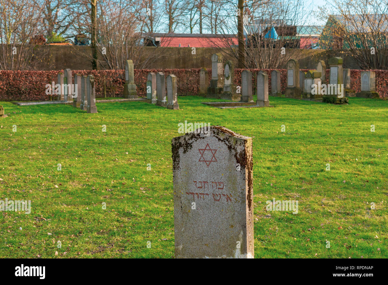 Gemen, NRW / Allemagne - 02 septembre 2018 : Cimetière Juif à partir de 1810. Le plus jeune des tombes sont à partir de 1912/1913. Sur la plupart des pierres tombales est écrit en hébreu Banque D'Images
