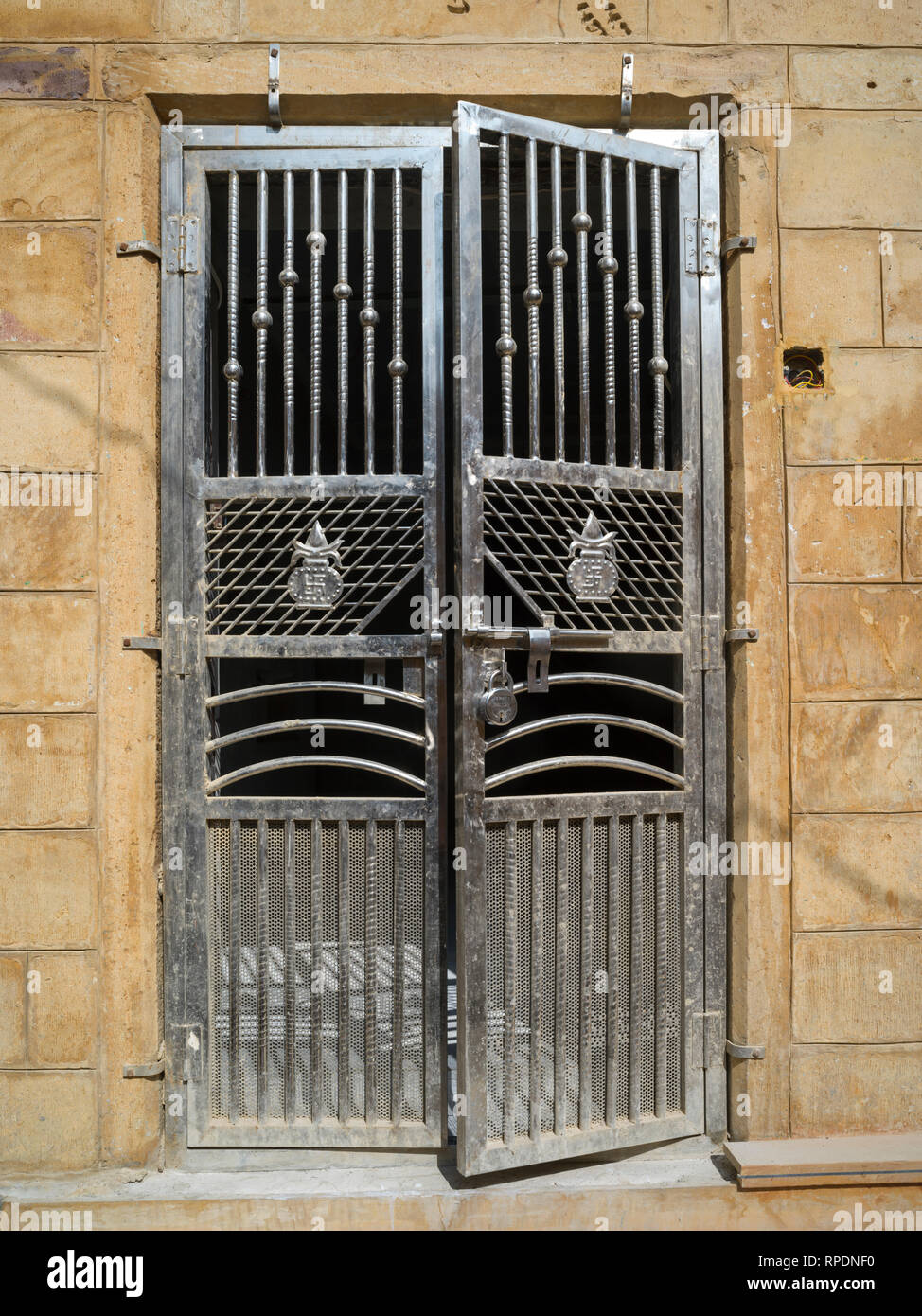 Porte métallique Banque de photographies et d'images à haute résolution -  Alamy