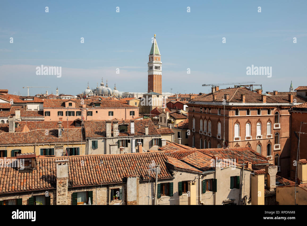 Une des plus belles vues de Venise est la magnifique Scala Contarini del Bovolo à la recherche sur les bâtiments à San Marco. Banque D'Images