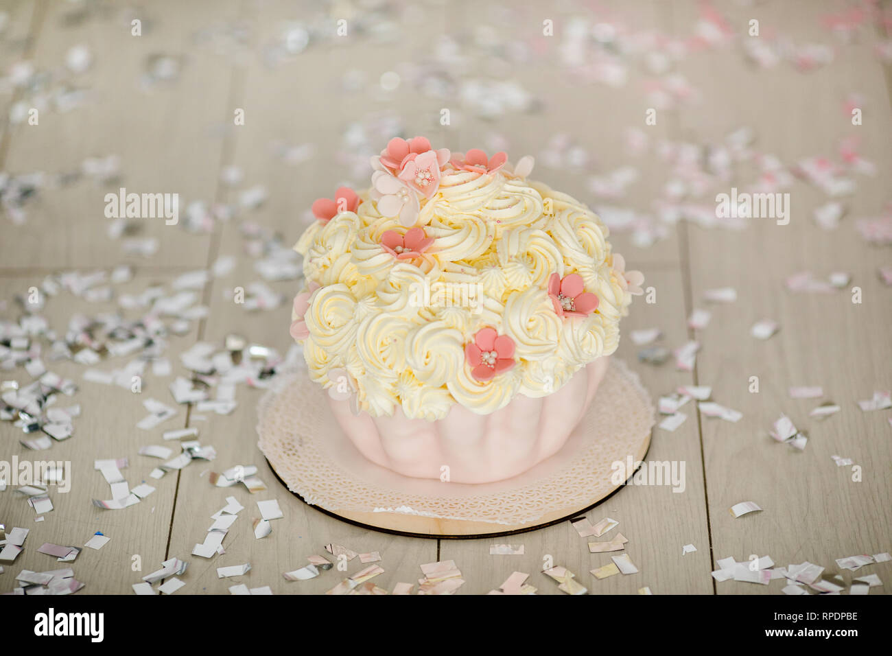 Premier Anniversaire Gateau Rose Avec Des Fleurs Pour Petite Fille Et Decorations Pour Gateau Smash Photo Stock Alamy