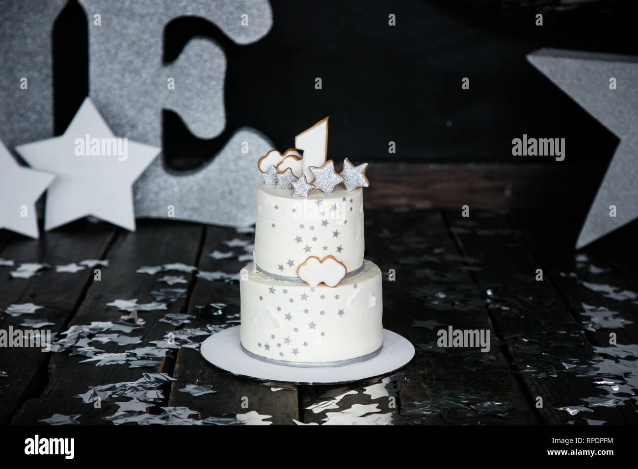 Premier Anniversaire Gateau Blanc Avec Des Etoiles Et Des Bougies Pour Petit Bebe Garcon Et Decorations Pour Gateau Smash Photo Stock Alamy