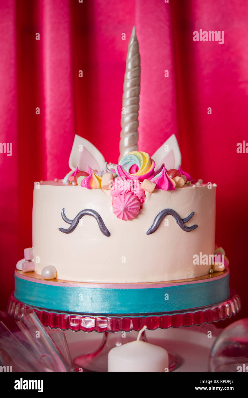 Sweet Table Et Gros Gateau Unicorn Pour Bebe Fille Premier Anniversaire Photo Stock Alamy