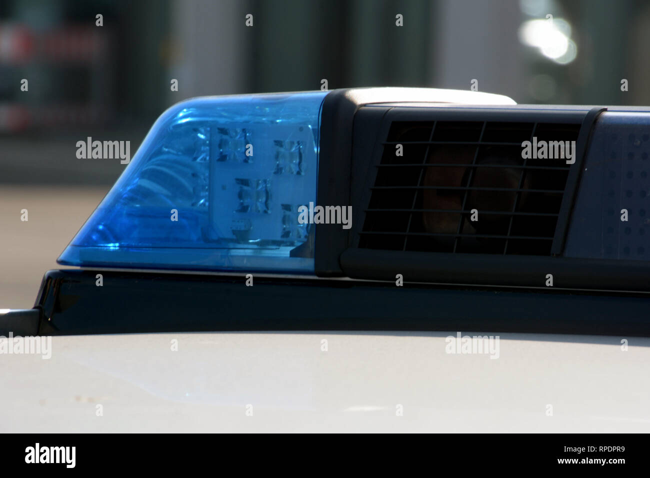 Des feux clignotants bleus sur un top d'une voiture de police allemand par jour, les feux de la police allemande sur une voiture Banque D'Images