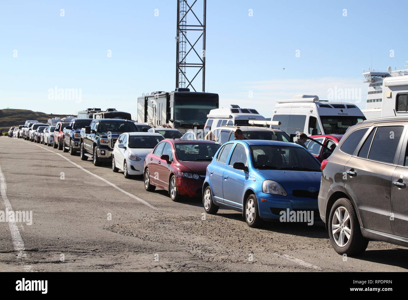 Les voitures et les camions alignés pour aller sur un ferry Banque D'Images