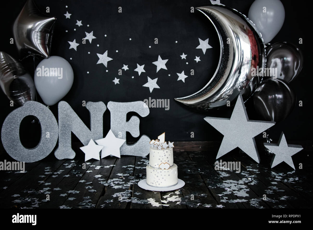 Premier Anniversaire Gateau Blanc Avec Des Etoiles Et Des Bougies Pour Petit Bebe Garcon Et Decorations Pour Gateau Smash L Un Des Lettres Grand Format Argent Argent Etoile Et Differents Photo Stock