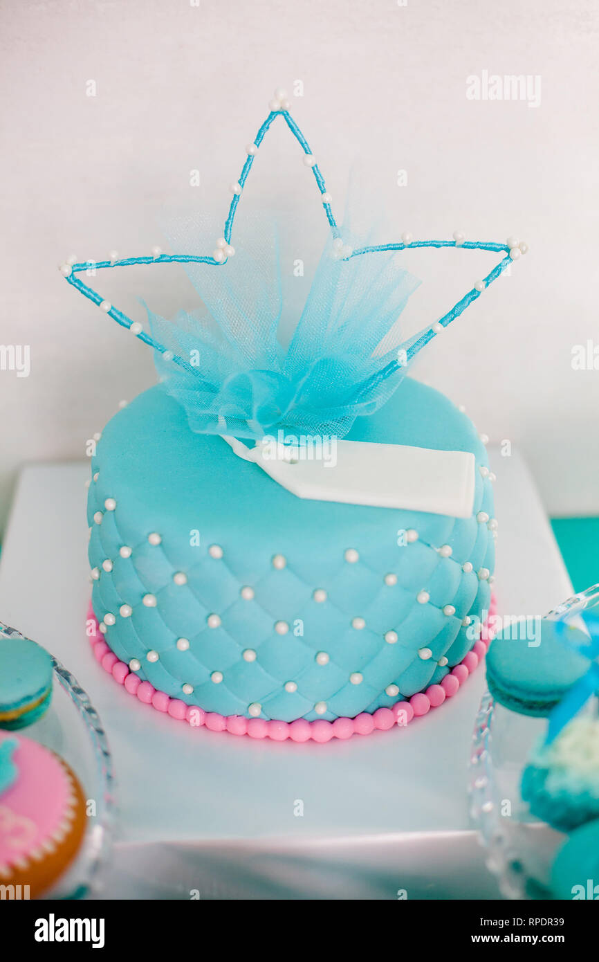 Gateau D Anniversaire Rose Et Bleu Avec Des Perles Grand Couronne Pour Petite Fille Et Decorations Pour Partie Photo Stock Alamy Gateau D Anniversaire Rose Et Bleu Avec Des Perles Grand Couronne Pour Petite Fille Et Decorations Pour Partie Photo Stock Alamy