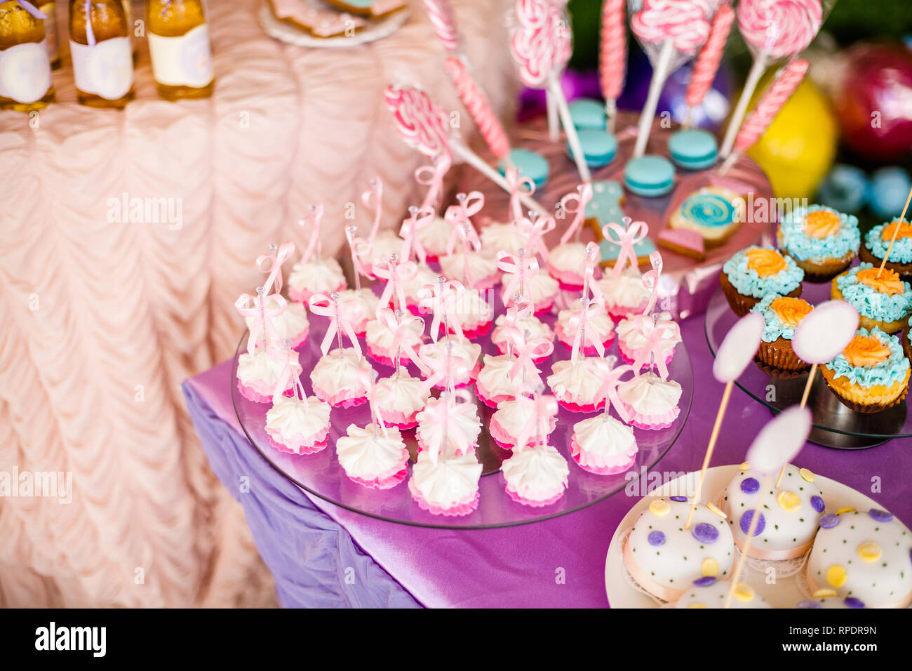 Candy bar pour l'anniversaire pour petite fille ou garçon. Sweet table et  belle rose et bleu sur la table, des biscuits roses blanches et roses  guimauves un Photo Stock - Alamy