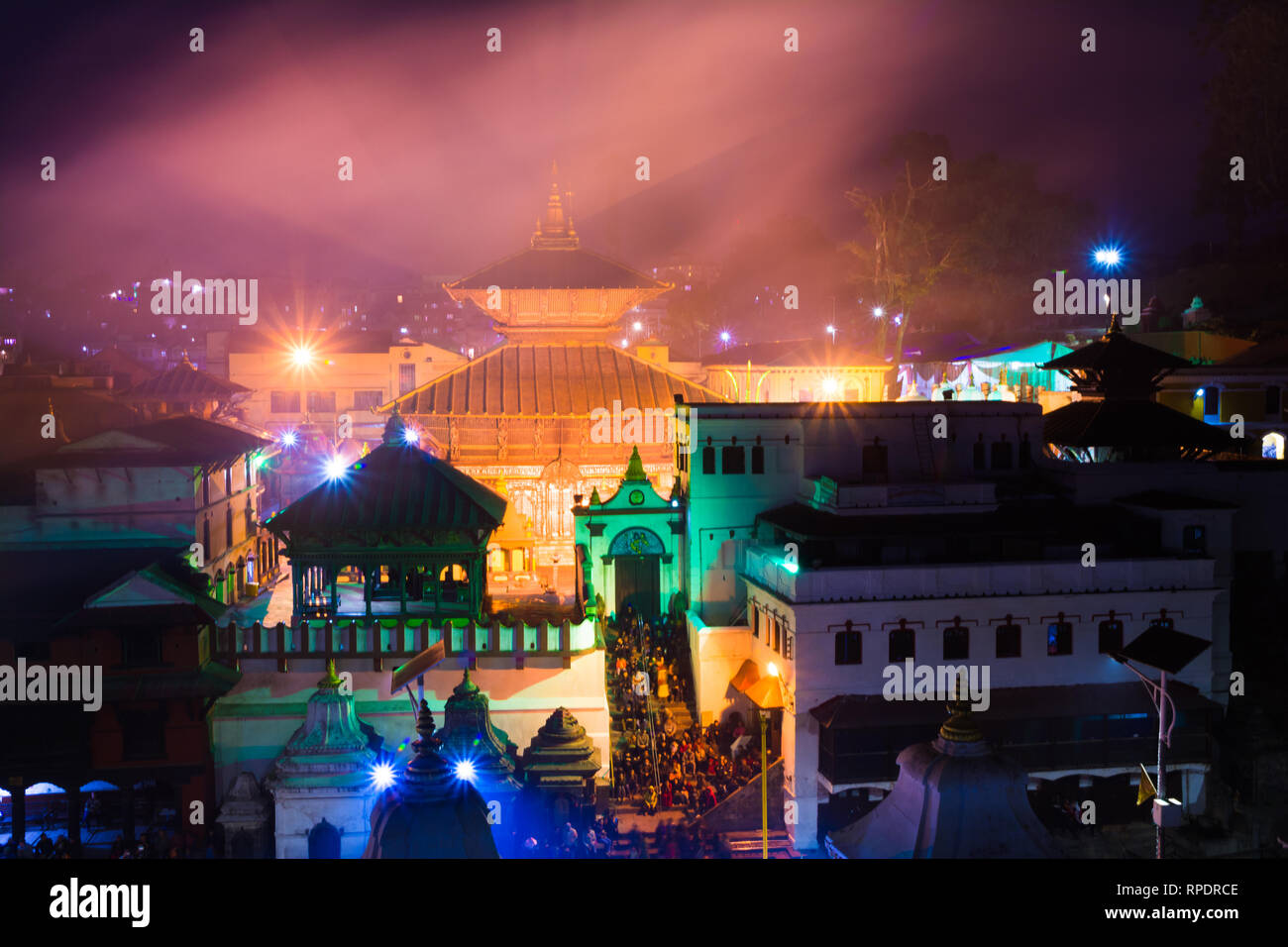 Pashupatinath temple hindou à la lumière la nuit, temples et sanctuaires votifs dans une rangée au temple de Pashupatinath Kathmandou au Népal. Banque D'Images