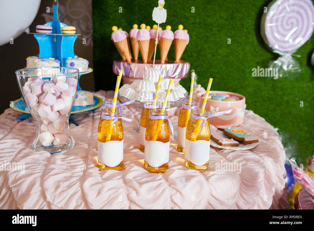 Candy Bar Pour L Anniversaire De Petite Fille Tableau Doux Et Gentil De Glaces A Partir De La Corne Et De Givrage Blanc Et Rose Des Bouteilles De Jus De Fruits Petits C Candy Bar Pour L Anniversaire De Petite Fille Tableau Doux Et Gentil De Glaces A Partir De La Corne Et De Givrage Blanc Et Rose Des Bouteilles De Jus De Fruits Petits C