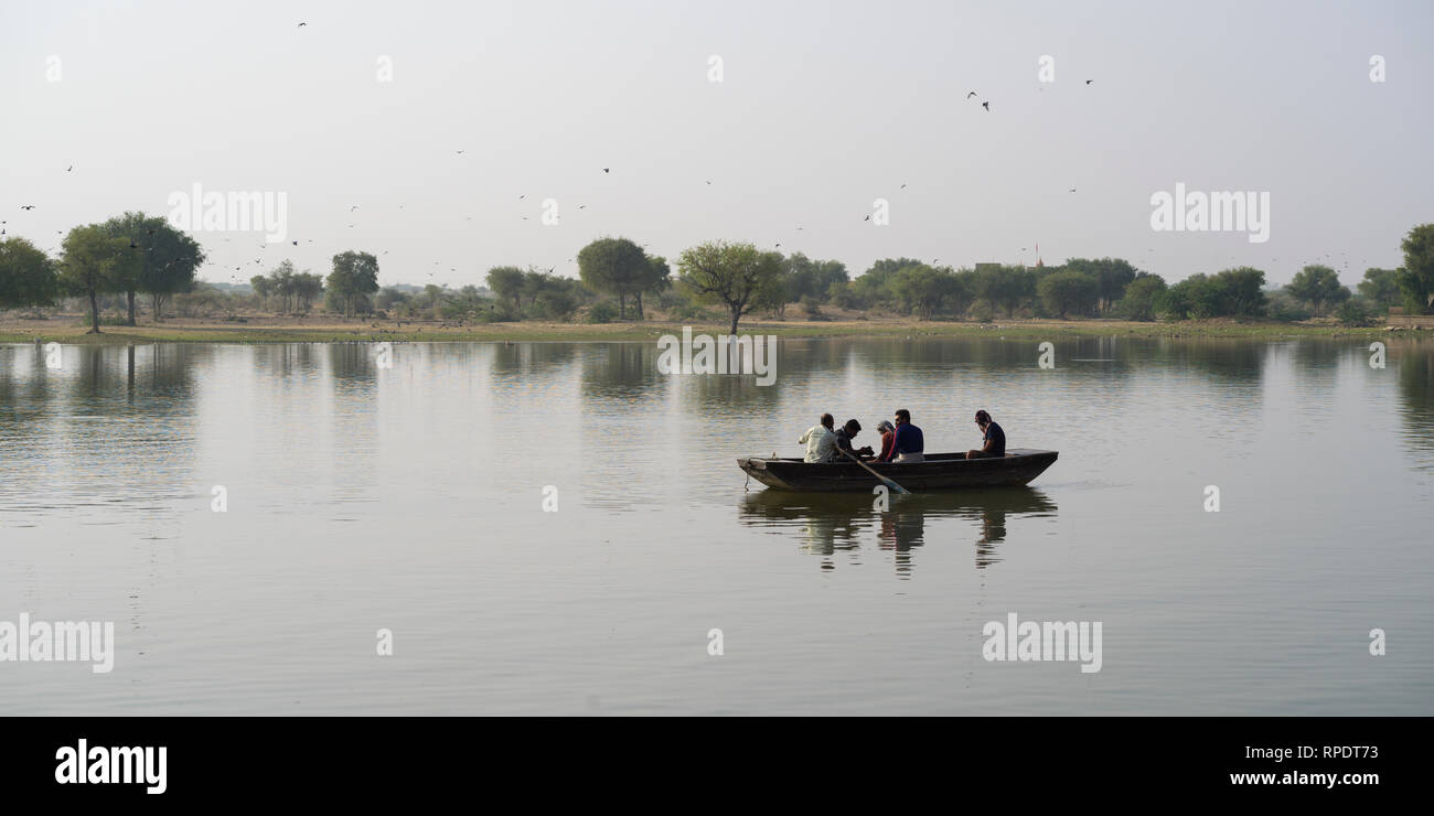 Les gens de plaisance au Lac Gadsisar, Jaisalmer, Rajasthan, India Banque D'Images