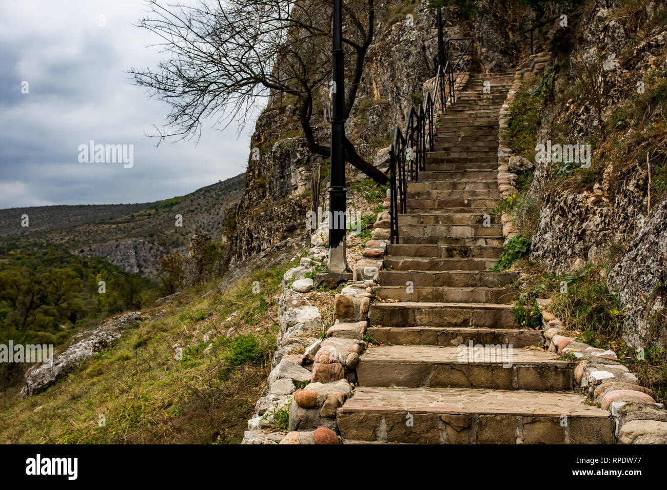 Escalier qui conduit à la grotte où l'église de Saint Pierre et Paul est situé. Il a été construit au 13ème siècle, dans le village de Rsovci Banque D'Images