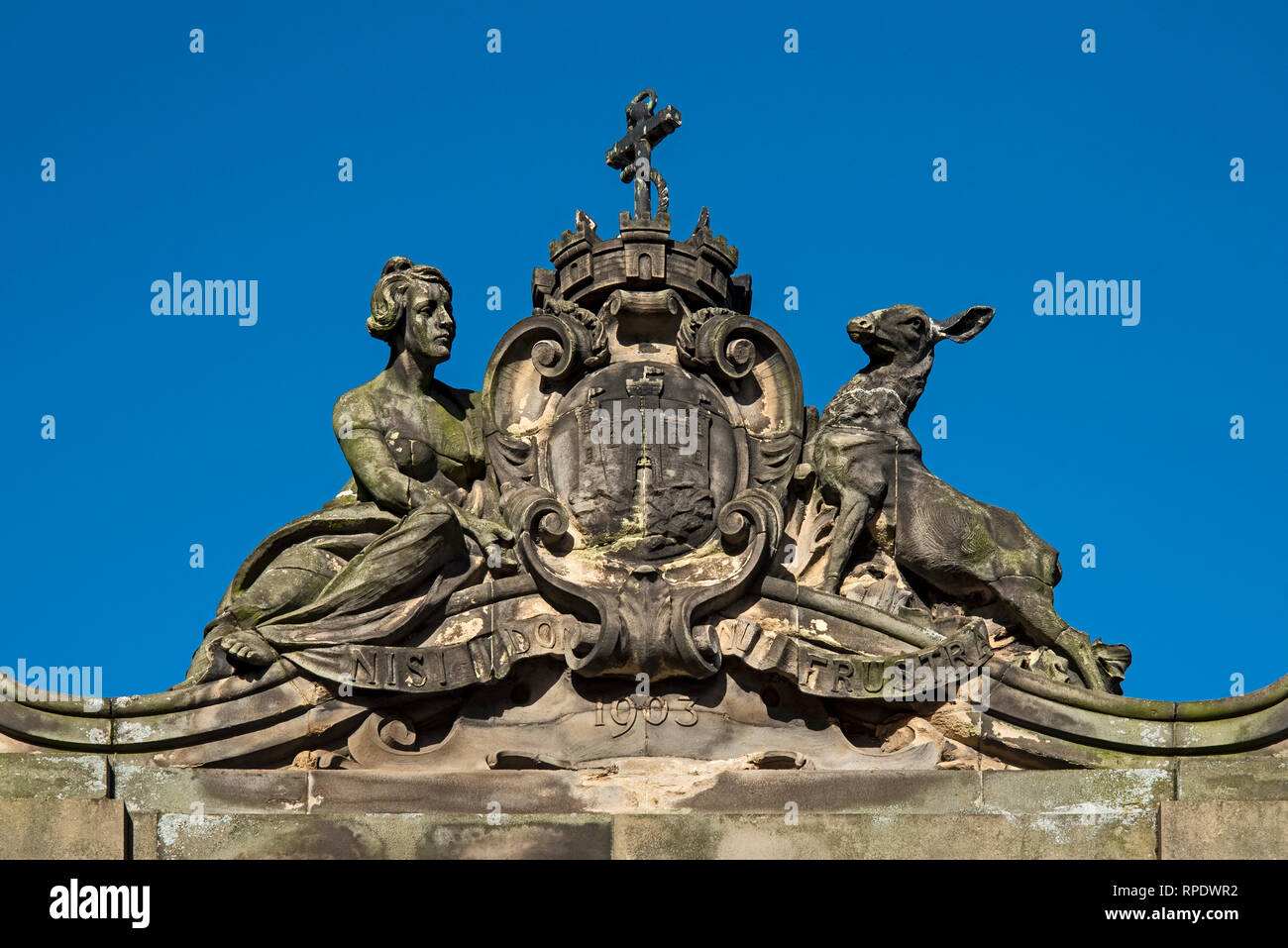 Les armoiries de la ville d'Édimbourg au-dessus de l'entrée de la ville Chambres sur la High Street à Édimbourg, Écosse, Royaume-Uni. Banque D'Images