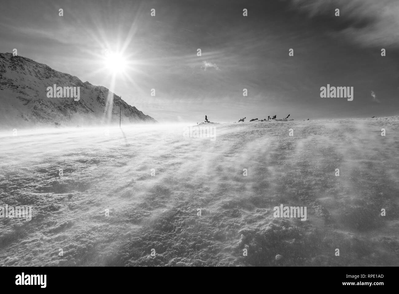 Tempête de neige et vent fort sur un des pics de montagne. Tatry. Banque D'Images