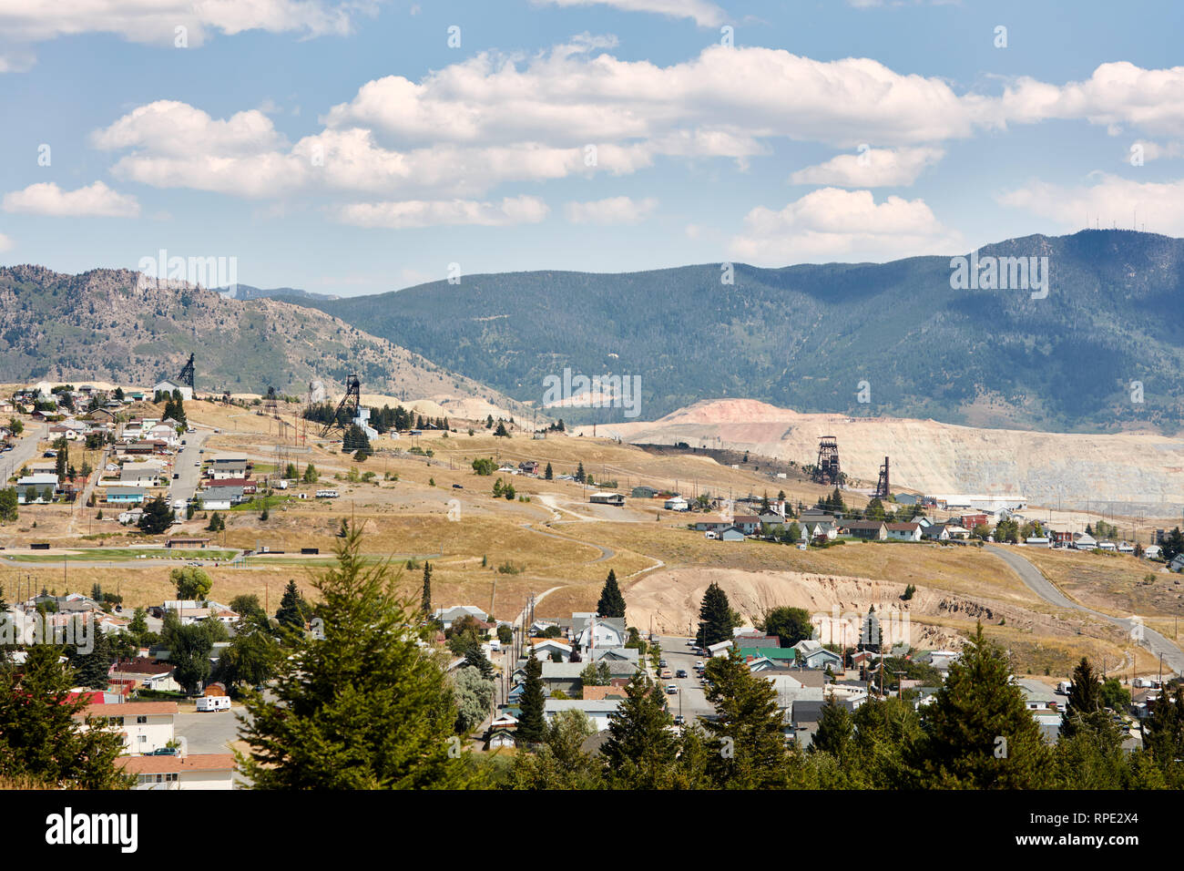 Headframes sur fond des mines parsèment le paysage près de la mine à ciel ouvert de Berkeley à Butte, Montana Banque D'Images