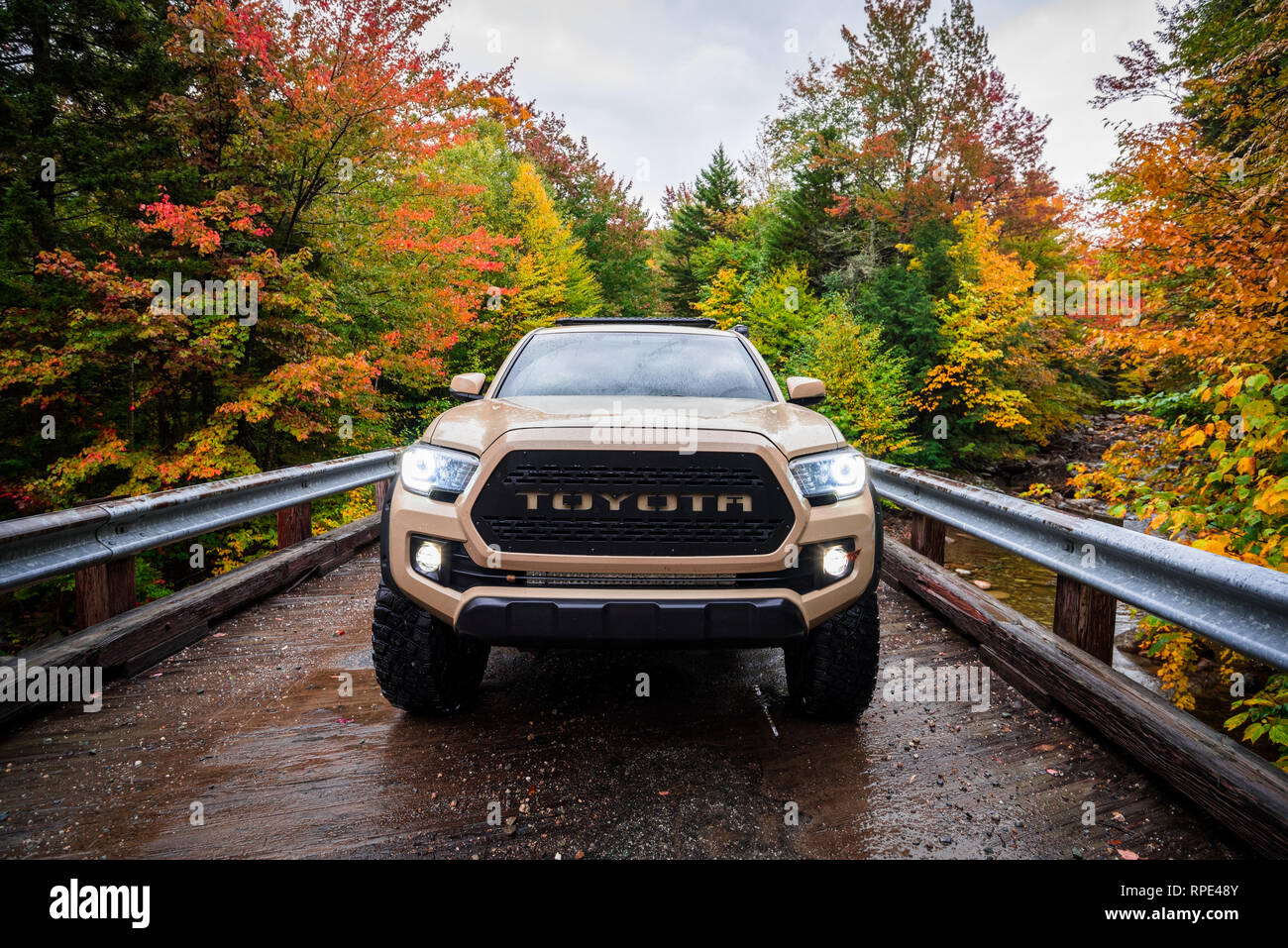 Truck crossing bridge dans les Montagnes Blanches, NH au cours de l'automne couleur de pointe Banque D'Images