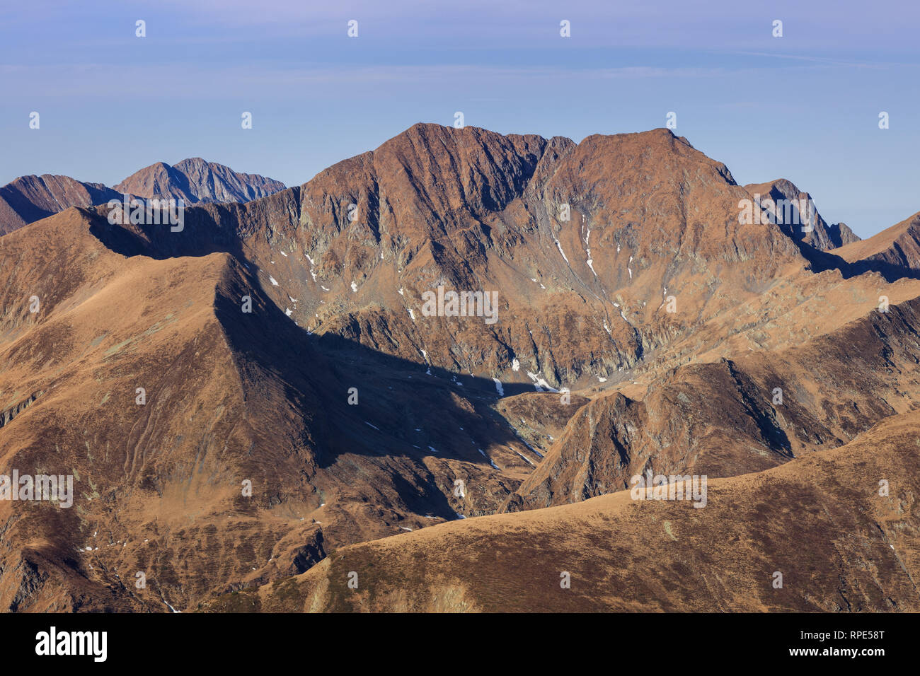 Le Ciudad de la PIC dans le lever du soleil. Les montagnes de Fagaras, Roumanie Banque D'Images