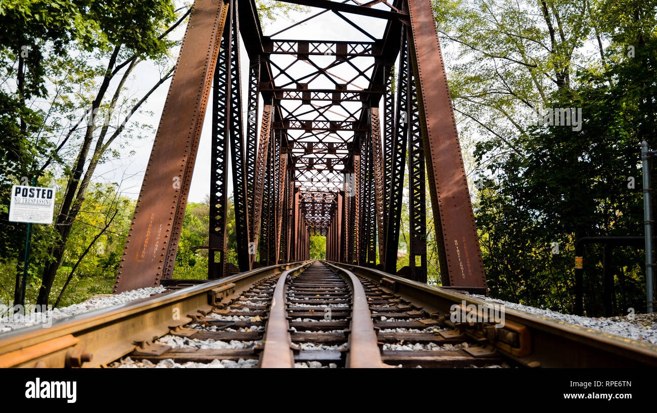 Pont de chemin de fer juste en dehors de la Forêt nationale d'Allegheny dans PA Banque D'Images