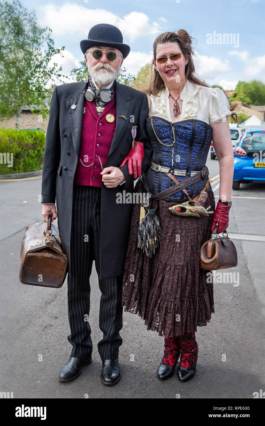 Punk à vapeur d'âge mûr - hommes et femmes vêtus de vêtements punk à vapeur pris à Frome, Somerset, Royaume-Uni le 30 mai 2015 Banque D'Images