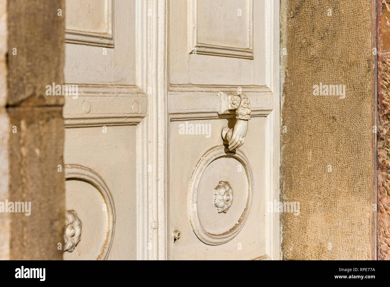 Vieille porte blanc sculpté. Ancien palais blanc porte en bois et métal blanc knocker Banque D'Images