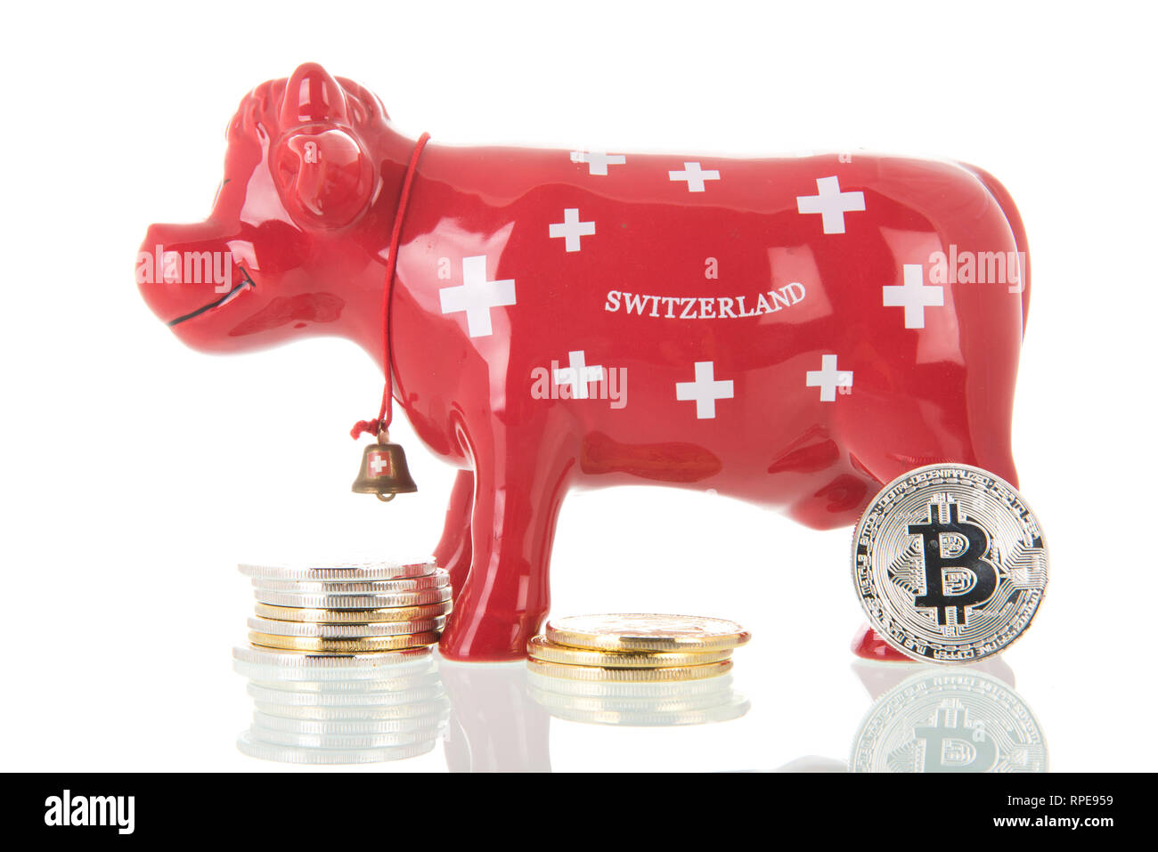 Vache suisse typique rouge tirelire pour économiser de l'argent avec peu de monnaie Banque D'Images